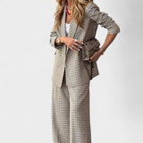 Carlota - Elegant Appearance